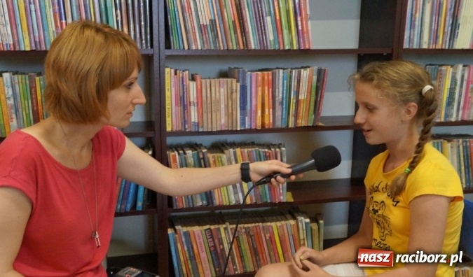 Zdjęcie w galerii na portalu naszraciborz.pl: Młodzież z Nędzy przepytała mieszkańców o wakacje wiadomości z regionu