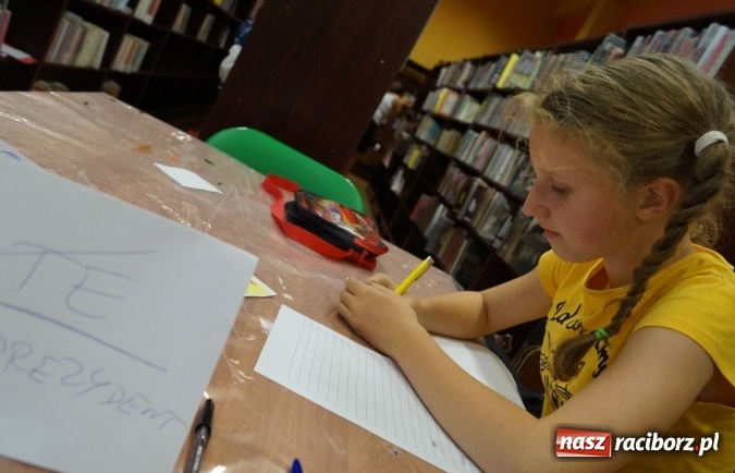 Zdjęcie w galerii na portalu naszraciborz.pl: Młodzież z Nędzy przepytała mieszkańców o wakacje wiadomości z regionu