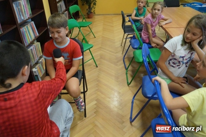 Zdjęcie w galerii na portalu naszraciborz.pl: Młodzież z Nędzy przepytała mieszkańców o wakacje wiadomości z regionu