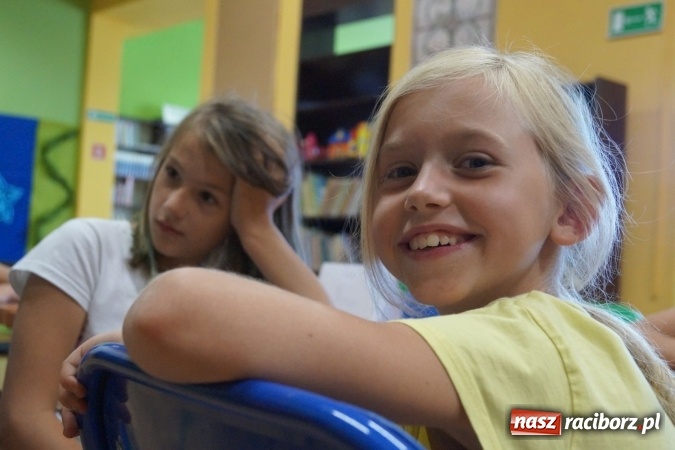 Zdjęcie w galerii na portalu naszraciborz.pl: Młodzież z Nędzy przepytała mieszkańców o wakacje wiadomości z regionu