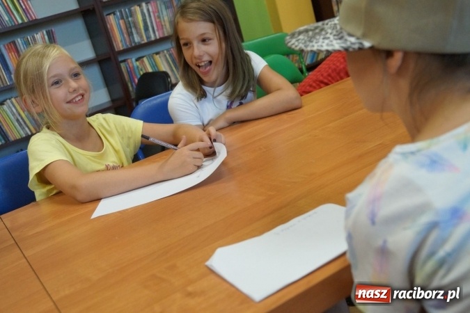 Zdjęcie w galerii na portalu naszraciborz.pl: Młodzież z Nędzy przepytała mieszkańców o wakacje wiadomości z regionu