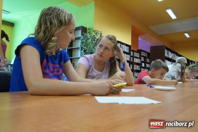 Zdjęcie w galerii na portalu naszraciborz.pl: Młodzież z Nędzy przepytała mieszkańców o wakacje wiadomości z regionu