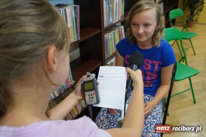 Zdjęcie w galerii na portalu naszraciborz.pl: Młodzież z Nędzy przepytała mieszkańców o wakacje wiadomości z regionu