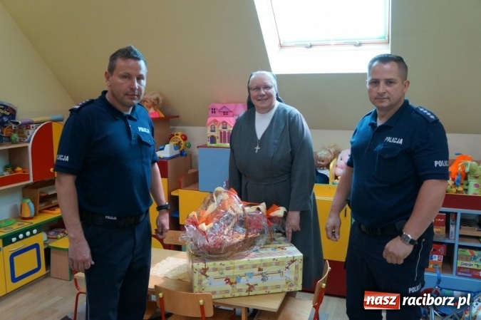 Zdjęcie w galerii na portalu naszraciborz.pl: Słodycze i pluszaki trafiły do dzieci w Pogrzebieniu wiadomości z regionu