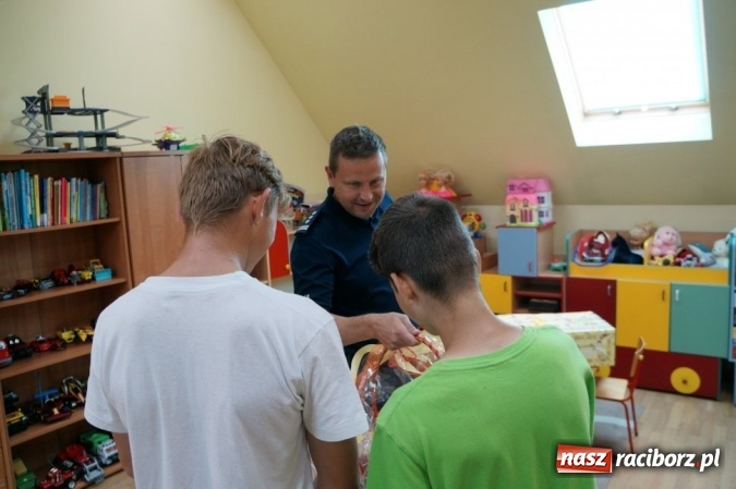 Zdjęcie w galerii na portalu naszraciborz.pl: Słodycze i pluszaki trafiły do dzieci w Pogrzebieniu wiadomości z regionu