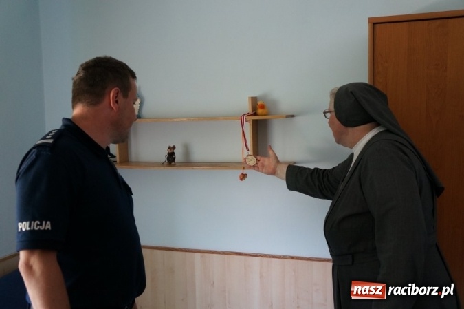 Zdjęcie w galerii na portalu naszraciborz.pl: Słodycze i pluszaki trafiły do dzieci w Pogrzebieniu wiadomości z regionu