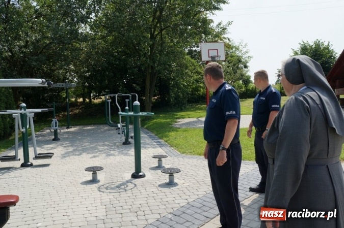 Zdjęcie w galerii na portalu naszraciborz.pl: Słodycze i pluszaki trafiły do dzieci w Pogrzebieniu wiadomości z regionu