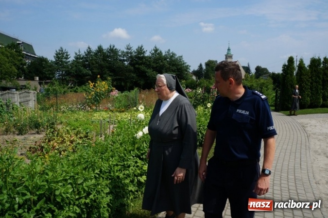 Zdjęcie w galerii na portalu naszraciborz.pl: Słodycze i pluszaki trafiły do dzieci w Pogrzebieniu wiadomości z regionu