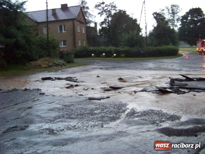 Zdjęcie w galerii na portalu naszraciborz.pl: Bilans wczorajszej ulewy. Czternaście interwencji strażaków. U sąsiadów w Opolskiem woda zrywała asfalt wiadomości z regionu