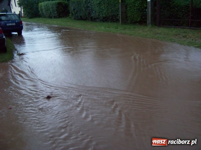 Zdjęcie w galerii na portalu naszraciborz.pl: Bilans wczorajszej ulewy. Czternaście interwencji strażaków. U sąsiadów w Opolskiem woda zrywała asfalt wiadomości z regionu