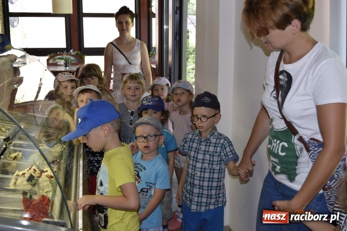 Zdjęcie w galerii na portalu naszraciborz.pl: Raciborskie przedszkolaki odwiedziły Lodziarnię pod Orzechem w Baborowie wiadomości z regionu