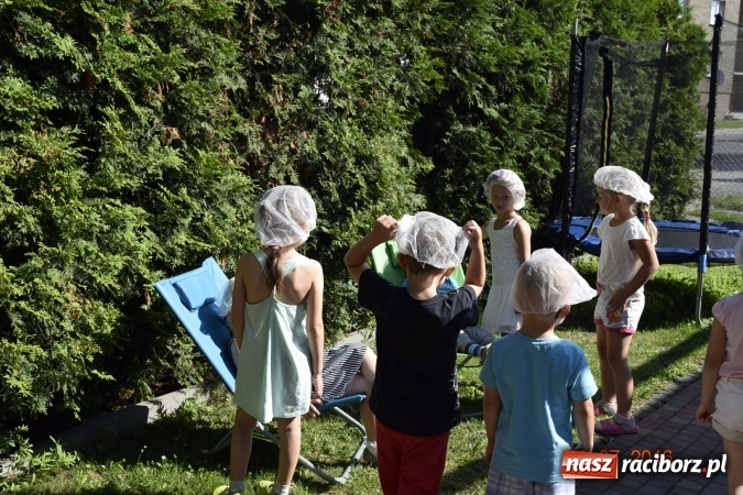Zdjęcie w galerii na portalu naszraciborz.pl: Raciborskie przedszkolaki odwiedziły Lodziarnię pod Orzechem w Baborowie wiadomości z regionu