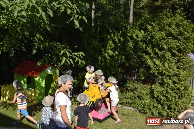 Zdjęcie w galerii na portalu naszraciborz.pl: Raciborskie przedszkolaki odwiedziły Lodziarnię pod Orzechem w Baborowie wiadomości z regionu
