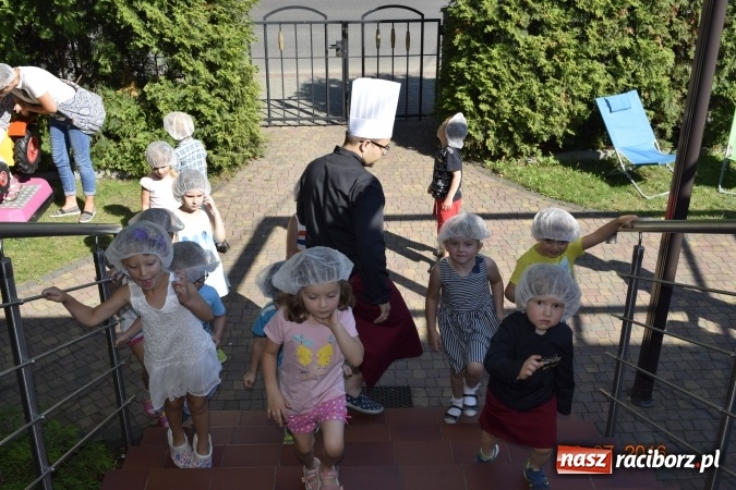 Zdjęcie w galerii na portalu naszraciborz.pl: Raciborskie przedszkolaki odwiedziły Lodziarnię pod Orzechem w Baborowie wiadomości z regionu