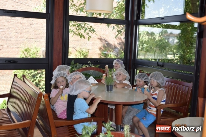 Zdjęcie w galerii na portalu naszraciborz.pl: Raciborskie przedszkolaki odwiedziły Lodziarnię pod Orzechem w Baborowie wiadomości z regionu