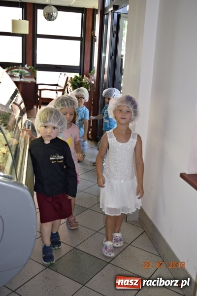 Zdjęcie w galerii na portalu naszraciborz.pl: Raciborskie przedszkolaki odwiedziły Lodziarnię pod Orzechem w Baborowie wiadomości z regionu