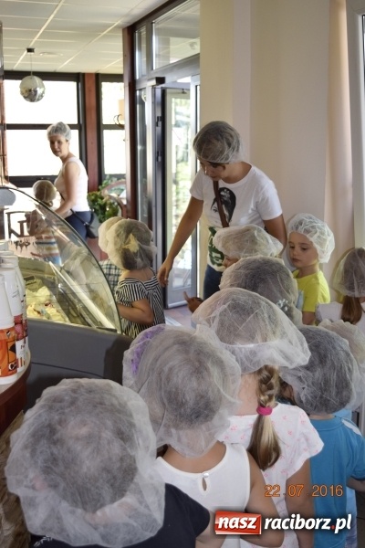 Zdjęcie w galerii na portalu naszraciborz.pl: Raciborskie przedszkolaki odwiedziły Lodziarnię pod Orzechem w Baborowie wiadomości z regionu