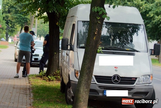 Zdjęcie w galerii na portalu naszraciborz.pl: Zderzenie mercedesa i skody na Ocickiej w Raciborzu wiadomości z regionu