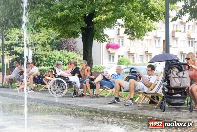 Zdjęcie w galerii na portalu naszraciborz.pl: Racibórz - miejsce dobre dla ludzi. Przy fontannach można teraz leżakować! wiadomości z regionu