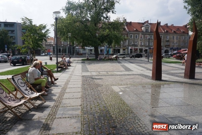 Zdjęcie w galerii na portalu naszraciborz.pl: Racibórz - miejsce dobre dla ludzi. Przy fontannach można teraz leżakować! wiadomości z regionu