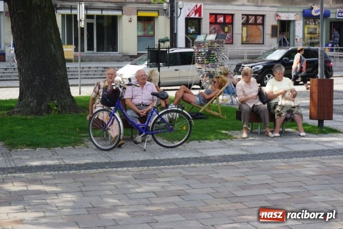 Zdjęcie w galerii na portalu naszraciborz.pl: Racibórz - miejsce dobre dla ludzi. Przy fontannach można teraz leżakować! wiadomości z regionu