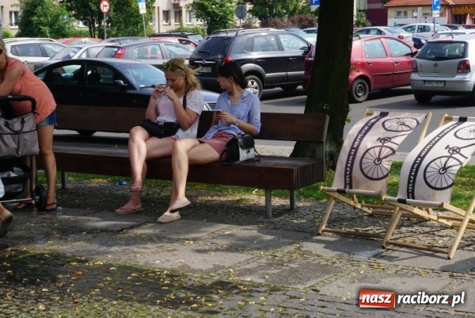 Zdjęcie w galerii na portalu naszraciborz.pl: Racibórz - miejsce dobre dla ludzi. Przy fontannach można teraz leżakować! wiadomości z regionu