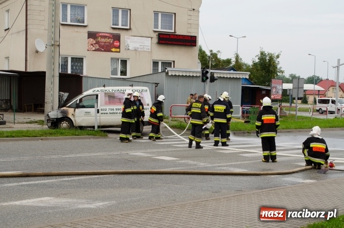 Zdjęcie w galerii na portalu naszraciborz.pl: To był pracowity dzień dla strażaków. Siedem interwencji jednego dnia. Pożar samochodu w Chałupkach  wiadomości z regionu