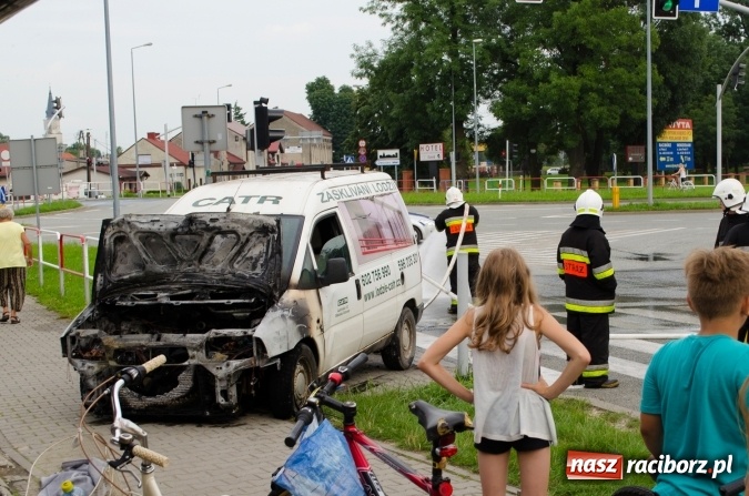 Zdjęcie w galerii na portalu naszraciborz.pl: To był pracowity dzień dla strażaków. Siedem interwencji jednego dnia. Pożar samochodu w Chałupkach  wiadomości z regionu