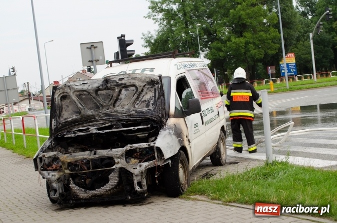 Zdjęcie w galerii na portalu naszraciborz.pl: To był pracowity dzień dla strażaków. Siedem interwencji jednego dnia. Pożar samochodu w Chałupkach  wiadomości z regionu