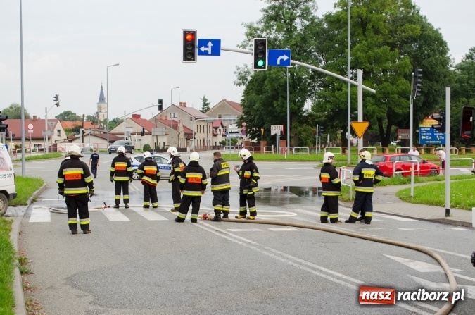 Zdjęcie w galerii na portalu naszraciborz.pl: To był pracowity dzień dla strażaków. Siedem interwencji jednego dnia. Pożar samochodu w Chałupkach  wiadomości z regionu