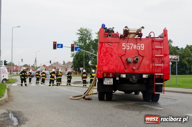 Zdjęcie w galerii na portalu naszraciborz.pl: To był pracowity dzień dla strażaków. Siedem interwencji jednego dnia. Pożar samochodu w Chałupkach  wiadomości z regionu