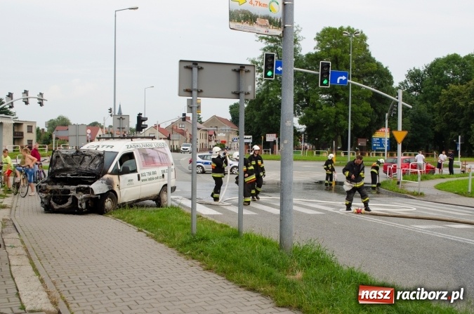 Zdjęcie w galerii na portalu naszraciborz.pl: To był pracowity dzień dla strażaków. Siedem interwencji jednego dnia. Pożar samochodu w Chałupkach  wiadomości z regionu