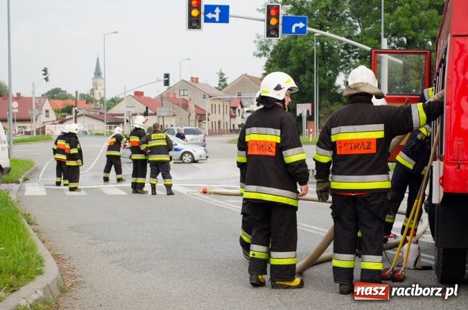 Zdjęcie w galerii na portalu naszraciborz.pl: To był pracowity dzień dla strażaków. Siedem interwencji jednego dnia. Pożar samochodu w Chałupkach  wiadomości z regionu