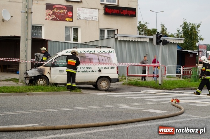 Zdjęcie w galerii na portalu naszraciborz.pl: To był pracowity dzień dla strażaków. Siedem interwencji jednego dnia. Pożar samochodu w Chałupkach  wiadomości z regionu
