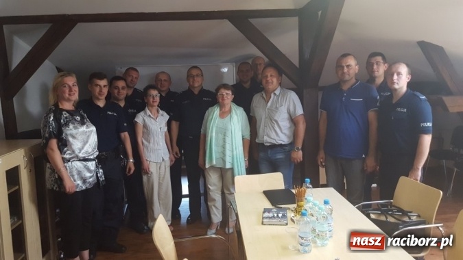 Zdjęcie w galerii na portalu naszraciborz.pl: Samorządowcy z życzeniami na komisariacie  wiadomości z regionu