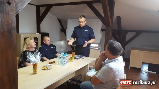 Zdjęcie w galerii na portalu naszraciborz.pl: Samorządowcy z życzeniami na komisariacie  wiadomości z regionu