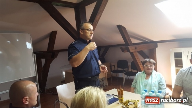 Zdjęcie w galerii na portalu naszraciborz.pl: Samorządowcy z życzeniami na komisariacie  wiadomości z regionu