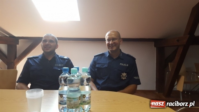 Zdjęcie w galerii na portalu naszraciborz.pl: Samorządowcy z życzeniami na komisariacie  wiadomości z regionu