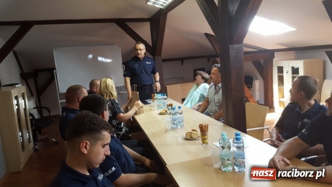 Zdjęcie w galerii na portalu naszraciborz.pl: Samorządowcy z życzeniami na komisariacie  wiadomości z regionu