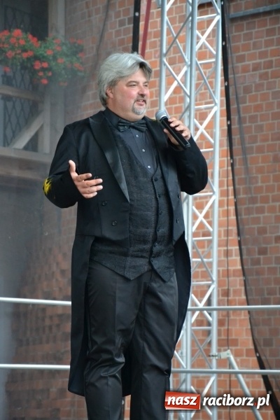 Zdjęcie w galerii na portalu naszraciborz.pl: Z nutką humoru - koncert operetkowy na zamku wiadomości z regionu