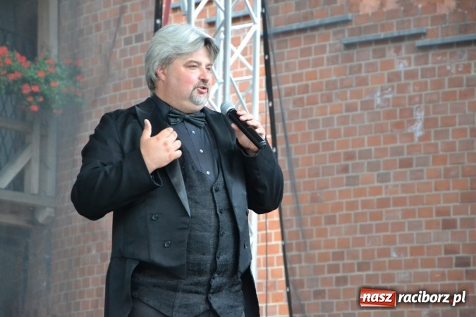 Zdjęcie w galerii na portalu naszraciborz.pl: Z nutką humoru - koncert operetkowy na zamku wiadomości z regionu