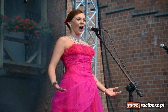 Zdjęcie w galerii na portalu naszraciborz.pl: Z nutką humoru - koncert operetkowy na zamku wiadomości z regionu