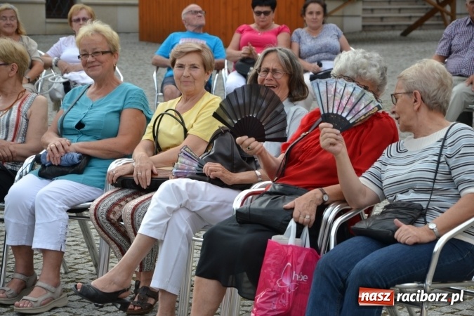 Zdjęcie w galerii na portalu naszraciborz.pl: Z nutką humoru - koncert operetkowy na zamku wiadomości z regionu