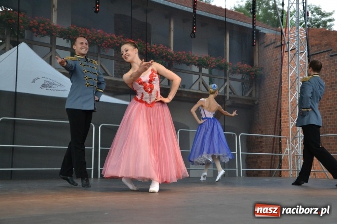 Zdjęcie w galerii na portalu naszraciborz.pl: Z nutką humoru - koncert operetkowy na zamku wiadomości z regionu