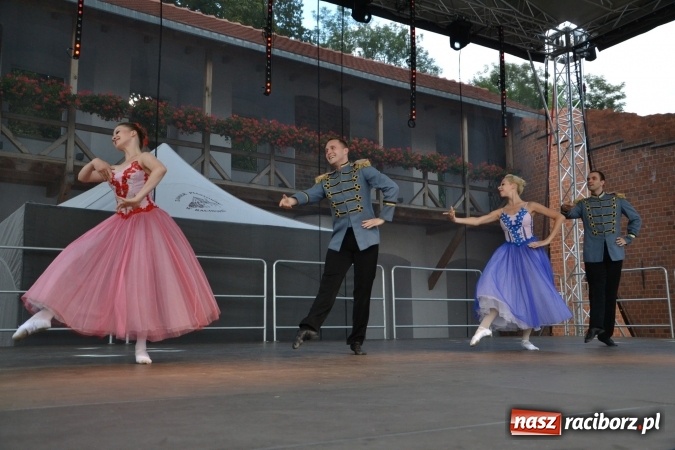 Zdjęcie w galerii na portalu naszraciborz.pl: Z nutką humoru - koncert operetkowy na zamku wiadomości z regionu