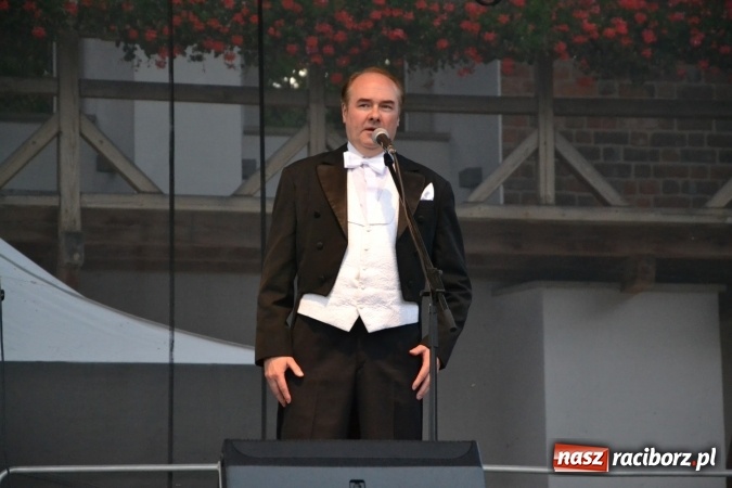 Zdjęcie w galerii na portalu naszraciborz.pl: Z nutką humoru - koncert operetkowy na zamku wiadomości z regionu