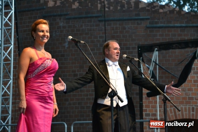 Zdjęcie w galerii na portalu naszraciborz.pl: Z nutką humoru - koncert operetkowy na zamku wiadomości z regionu