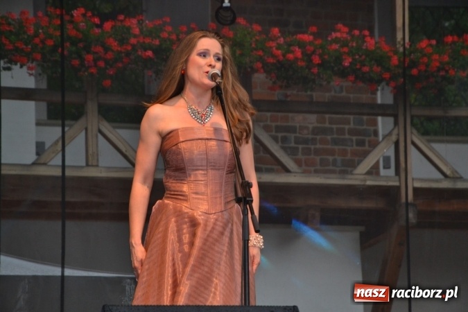 Zdjęcie w galerii na portalu naszraciborz.pl: Z nutką humoru - koncert operetkowy na zamku wiadomości z regionu