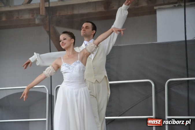 Zdjęcie w galerii na portalu naszraciborz.pl: Z nutką humoru - koncert operetkowy na zamku wiadomości z regionu