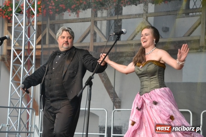 Zdjęcie w galerii na portalu naszraciborz.pl: Z nutką humoru - koncert operetkowy na zamku wiadomości z regionu